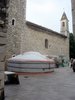 Une yourte place de l'église